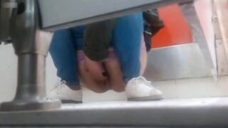 【麻花免费视频】原来女生跟男生一样，盘点女孩在卫生间里自慰被偷拍合集