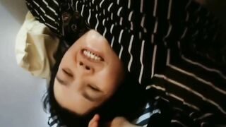 【麻花免费视频】和兄弟共用一个老婆，平时还能直播赚钱，我们是多么和谐的一家啊