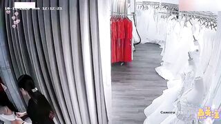 【麻花免费视频】婚纱店偷拍新娘伴娘试婚纱露出可爱奶子