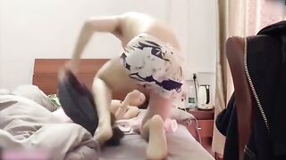 【麻花免费视频】高中兄妹乱伦】爸妈上班，我钻进高中妹妹的被窝