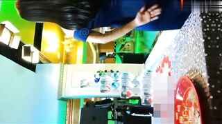 【麻花免费视频】高挑靓女塞着跳弹现场主持婚礼，内裤都湿透了，紧张又刺激，内裤湿透沾满了粘液