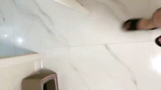 【麻花免费视频】【嫩妹3P】18岁丰满小妹不学好，陪两个社会小残渣玩3P，被轮流玩弄