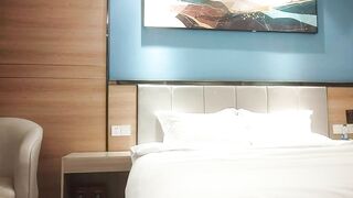 【麻花免费视频】【模特写真拍摄】今晚九点约操外围，肉丝大肥臀，口硬直接开操