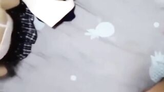 【麻花免费视频】【破处双马尾萝莉】处女血弄脏床“不要，好不舒服，哥哥不要”