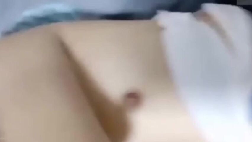 【麻花免费视频】【破处双马尾萝莉】处女血弄脏床“不要，好不舒服，哥哥不要”