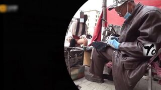 【麻花免费视频】【极限勾引】小姐姐闹市街区修鞋，唠嗑露出鲍鱼勾引修鞋大爷