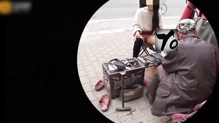 【麻花免费视频】【极限勾引】小姐姐闹市街区修鞋，唠嗑露出鲍鱼勾引修鞋大爷