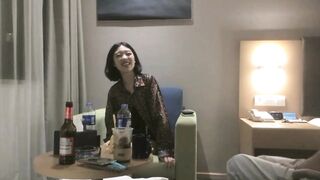 【麻花免费视频】【白嫖学生妹】玩猜拳输光衣服被抱上床狂操嫩穴