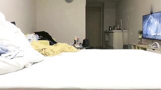 【麻花免费视频】儿子常年在外，父亲在家照顾儿媳妇