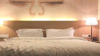 【麻花免费视频】单纯短发学妹穿着超短裙约炮，被大鸡巴猛男按住爆操淫水四溢