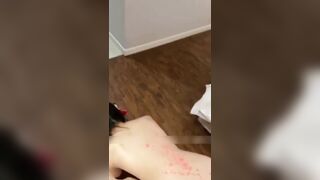 【麻花免费视频】大一双马尾学生妹超级反差，爸爸的小母狗被狠狠调教喝尿