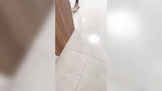 【麻花免费视频】【叔嫂乱伦】帮大嫂通下水道，偷看到嫂子换衣服，忍不住直接强行狂操嫂子