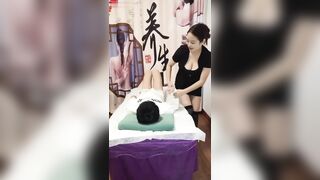 【麻花免费视频】万人求系列，巨乳女技师勾引小处男，一步步勾引到霸王硬上弓