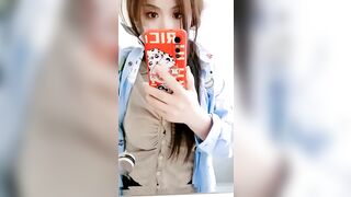 【麻花免费视频】【人前露出】火车下铺妹子自慰淫水流了一地，旁边大爷大妈坐了好几个