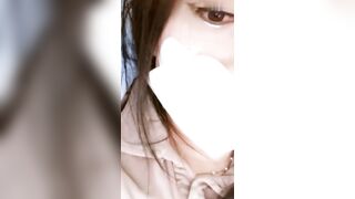 【麻花免费视频】【人前露出】火车下铺妹子自慰淫水流了一地，旁边大爷大妈坐了好几个