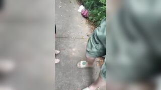 【麻花免费视频】【户外小树林】勾搭眼睛小伙，极品白嫩桃子奶无套内射