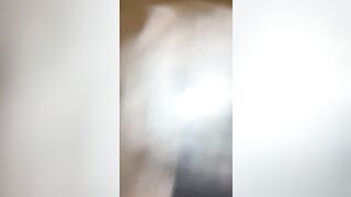 【麻花免费视频】【爱喷水的熟女人妻】抠逼潮喷像水龙头一样，喷个不停