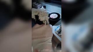 【麻花免费视频】【父女乱伦】趁妈妈不在家爆操萝莉小女儿，嫩逼操的红肿直接内射