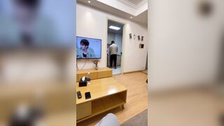 【麻花免费视频】【绿帽淫妻】让工地瓦匠强操做饭娇妻，绿帽老公在旁边打飞机