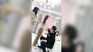 【麻花免费视频】【超美双胞胎和男同事的误会】前一秒气势汹汹，后一秒舔脚丫子