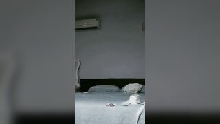 【麻花免费视频】叫来漂亮老相好在家啪啪，骚操作抱着冲刺，操完两人喝喝小酒，我们很会享受吧？