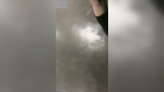 【麻花免费视频】女生醉倒在路边被捡尸，两个男生把她扒光扔在停车场角落轮奸