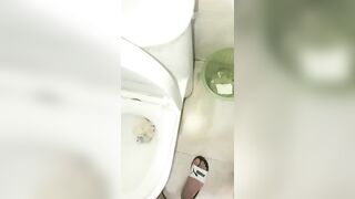 【麻花免费视频】玩的就是刺激，学生小情侣一时兴起，找个公厕直接开操