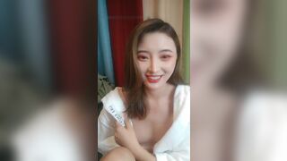 高颜值苗条白虎妹子道具自慰 张开双腿按摩器震动逼逼呻吟娇喘 很是诱惑喜欢不要错过.