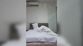 《探秘金三角》广东光头哥的大屌兄弟夜扫淫窝50万盾包夜零零后嫩妹一次就把人干哭了不让干执意要走人