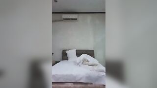 《探秘金三角》广东光头哥的大屌兄弟夜扫淫窝50万盾包夜零零后嫩妹一次就把人干哭了不让干执意要走人