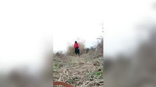 紅 衣 少 婦 駕 車 戶 外 野 外 草 地 和 炮 友 啪 啪   脫 掉 衣 服 地 上 後 入