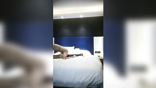 猥瑣大屌哥星級酒店找了個顏值不錯苗條小姐姐直播啪啪 穿著黑絲挑逗口交後入騎乘幹得直叫求饒 服務絕對到位 對白清晰