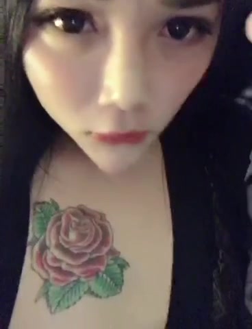 高 顔 值 ‘ 黑 美 人 ’ TS雨 諾 ， 被 直 男 舔 的 正 舒 服 就 要 被 操 ， 叼 得 嗷 嗷 待 哺 的 呻 吟 聲   刺 激 得 直 男 五 分