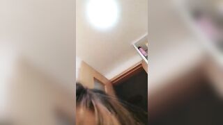 高颜值短发萌妹子KIKI卫生间自慰手指扣逼跳蛋震动大量喷水近距离特写非常诱人