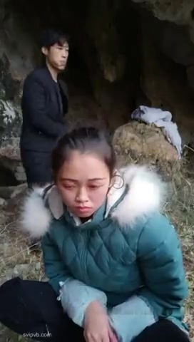 老公去了广东打工的留守村姑和村里两个楞青小伙山上洞外3P还点了个火堆取暖