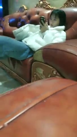 零零后表哥最近泡到的172CM酒店前台兼职妹晚上等她下班去开房啪啪狼友调侃他武大郎