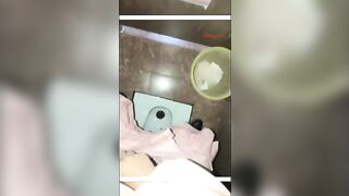 山东菏泽学院大三学生趁夜晚来到教学楼，跳蛋塞到粉嫩鲍鱼中，偷偷露出小翘乳，颜值清纯漂亮乖巧私下居然这么骚