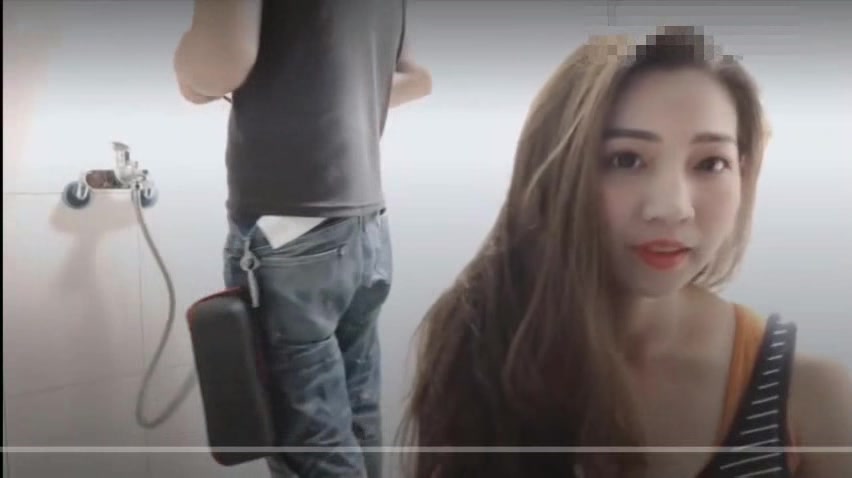 身材火辣的模特美女家里花洒头坏了勾引维修师傅 在浴室里激情