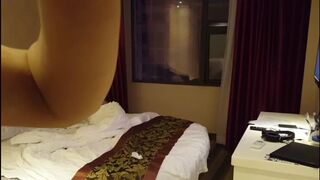 酒店狂操四川98年刚毕业上班的害羞小嫩妹,玩的都是高难度动作, 经验不多被干的死去活来！