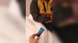 样子淫骚的大二眼镜妹用性用品诱惑憨厚老实的外卖小哥抵挡不住诱惑啪啪口爆吞精