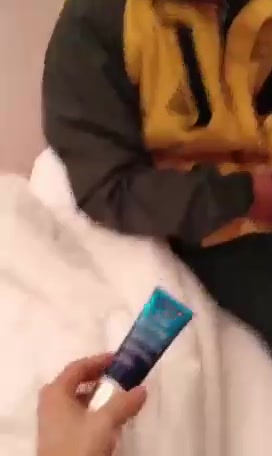 样子淫骚的大二眼镜妹用性用品诱惑憨厚老实的外卖小哥抵挡不住诱惑啪啪口爆吞精