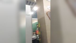 坑爹女主播潜入浴场更衣室洗浴间偷拍今天选的时间段还不错有不少年轻妹子