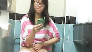 某技校高级坐厕正面前拍眼镜妹子居多现在的人都喜欢厕所玩手机