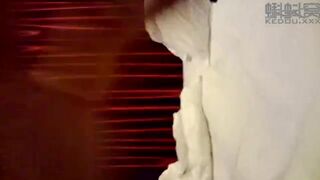 有钱的短发少妇··趁老公不在偷约小情人酒店啪啪,翘着屁股说；来吧,使劲干我,没有我的