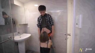 《新年贺岁档》国产AV剧情摄影师诱导女模发浪骚气调情在拍摄现场做爱1080P高清版