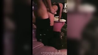 约操极品身材披肩黑网筒靴美女KTV玩嗨直接在包房操起来 美女边唱歌边后入猛操真爽 完美露脸