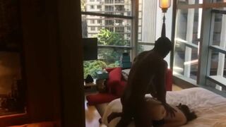 氣質豐滿富婆姐星級酒店開房私會身材魁梧黑人哥玩3P遊戲 前後雙洞齊開幹得尖叫聲不斷 太爽了 1080P高清原版