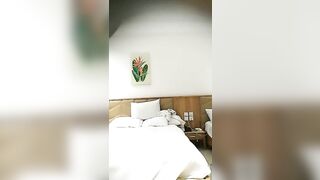 老哥越南找小姐约了个网红脸妹子TP啪啪 口交后入大力猛操呻吟娇喘非常诱人