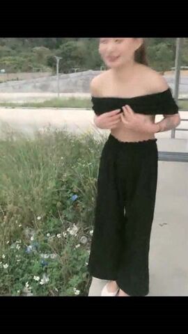 【骚劲小妖精】户外车后座拨开内裤露逼，下车脱光光口交啪啪抱起来干，很是诱惑喜欢不要错过