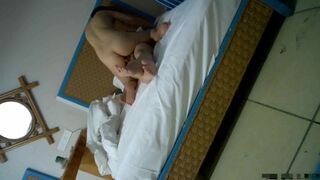 小县城宾馆约啪老公常年外出打工在家寂寞难耐的良家美少妇啪啪,特别敏感刚插一会就高潮淫叫,逼逼一紧一紧的夹鸡巴!